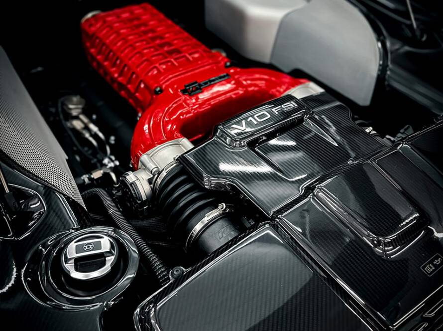 Hier wird ein Bild dargestellt, dass den Motorraum eines hochwertigen Fahrzeugs zeigt und bei TK Autoservice in der Werkstatt ist